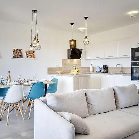 Apartment Mit Meerblick, Nur 500 Meter Zum